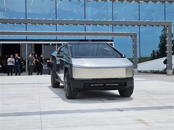 抛弃反人类半幅方向盘 特斯拉Cybertruck电动皮卡实车图:今年必交付
