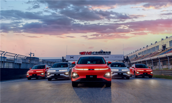 800V架构+顶级智能驾驶 小鹏G6量产首车下线:打的就是Model Y