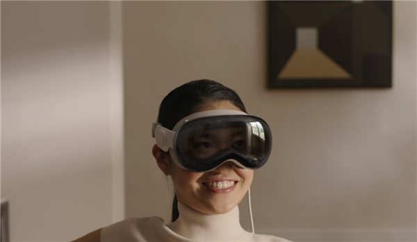 像《钢铁侠》贾维斯!苹果Vision Pro头显完全抛弃手柄:直接手势操作