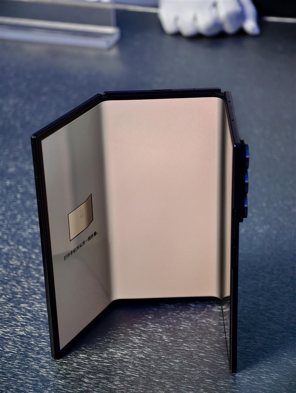 19999元起！三星Galaxy Z TriFold国行真机上手：手机瞬间变10英寸平板