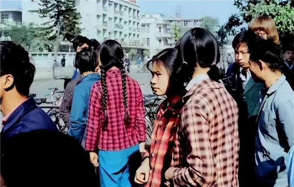 用了几十年的聚酯纤维:是怎么在互联网塌房的